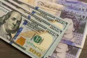 Alcune banconote in dollari e alcune in sterline