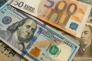 Alcune banconote in dollari e in euro