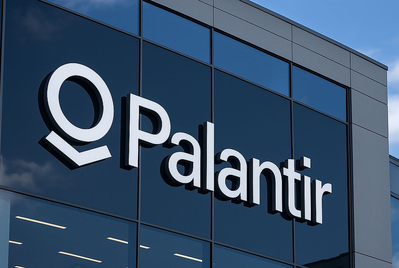 La scritta e il logo Palantir sulla vetrata di un palazzo