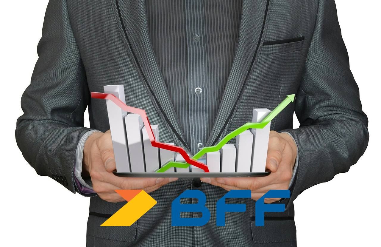 trader con grafico in mano