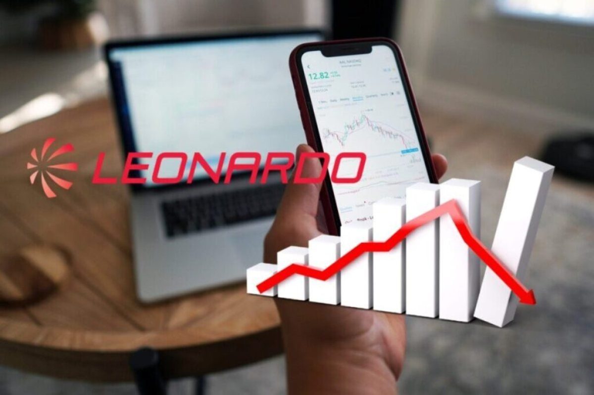 laptop con logo Leonardo e crollo