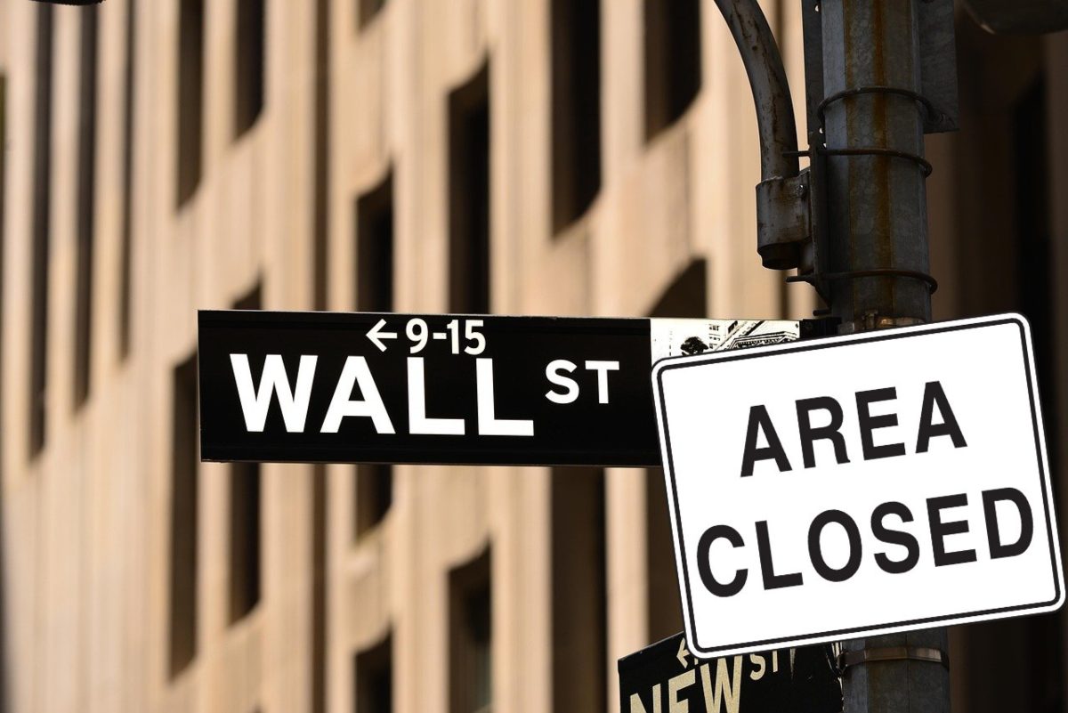 insegna Wall Street e cartello "closed"