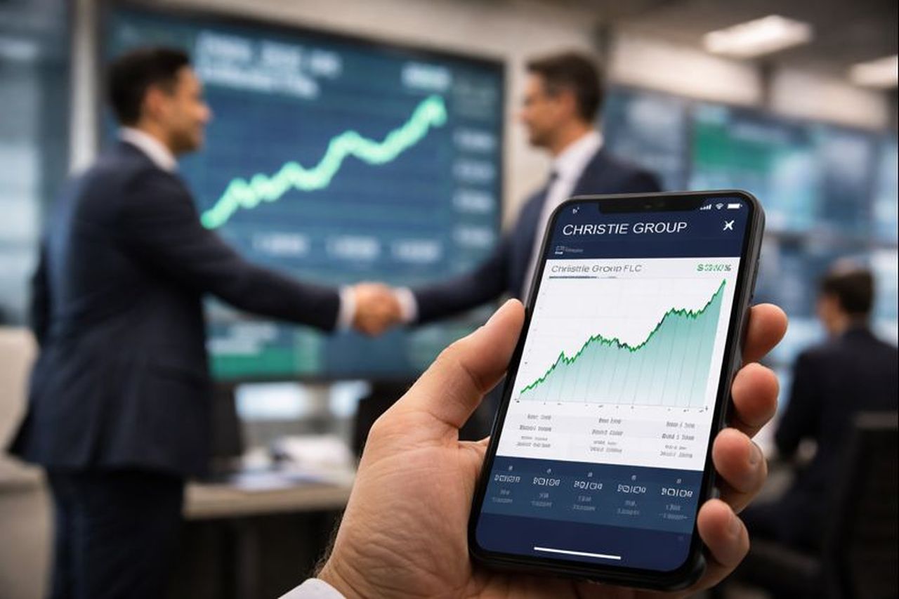 Uno smartphone che mostra un grafico finanziario con la scritta Christie Group. Sullo sfondo due investitori si stringono la mano