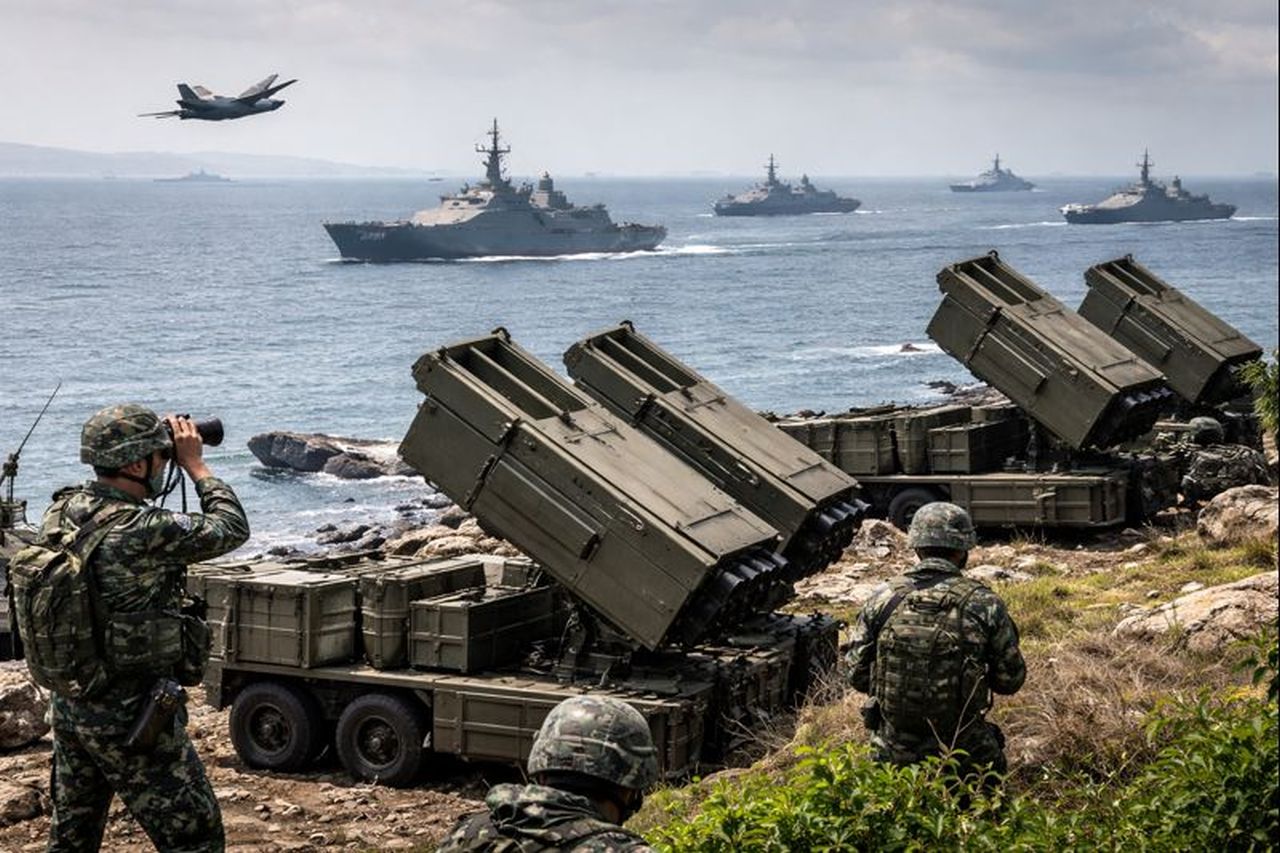 Alcuni sistemi di difesa posizionati sulla costa e delle navi da guerra al largo