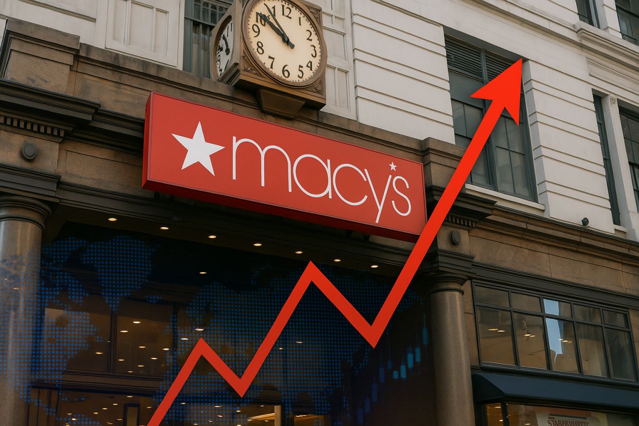 La scritta Macy's sull'entrata di uno dei punti vendita. Una freccia rossa verso l'alto in sovrimpressione