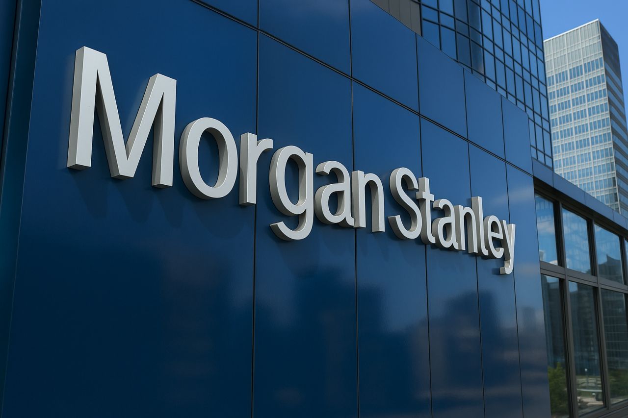 Scritta Morgan Stanley sulla vetrata di un palazzo