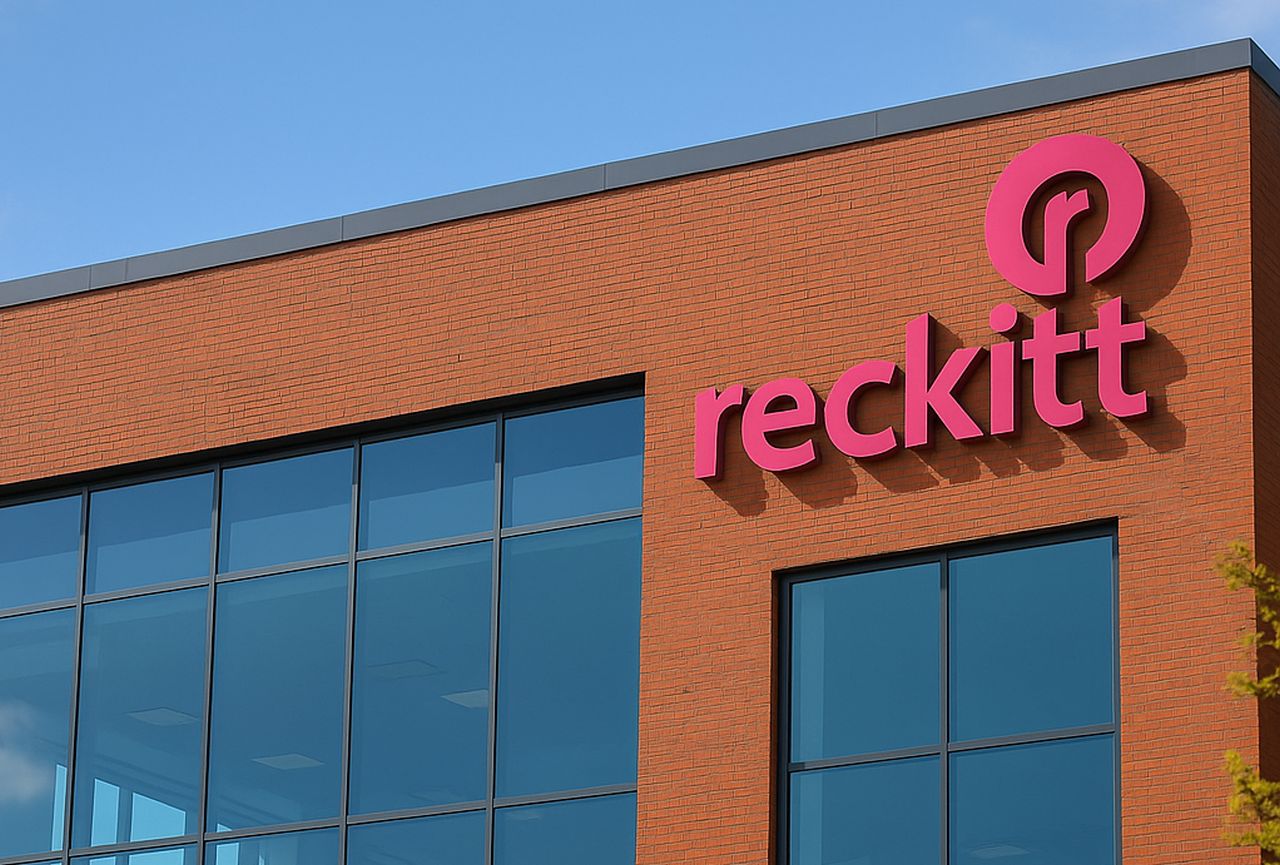 Un edificio con la scritta Reckitt in grande