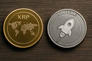 Una moneta di XRP accanto a una di Stellar