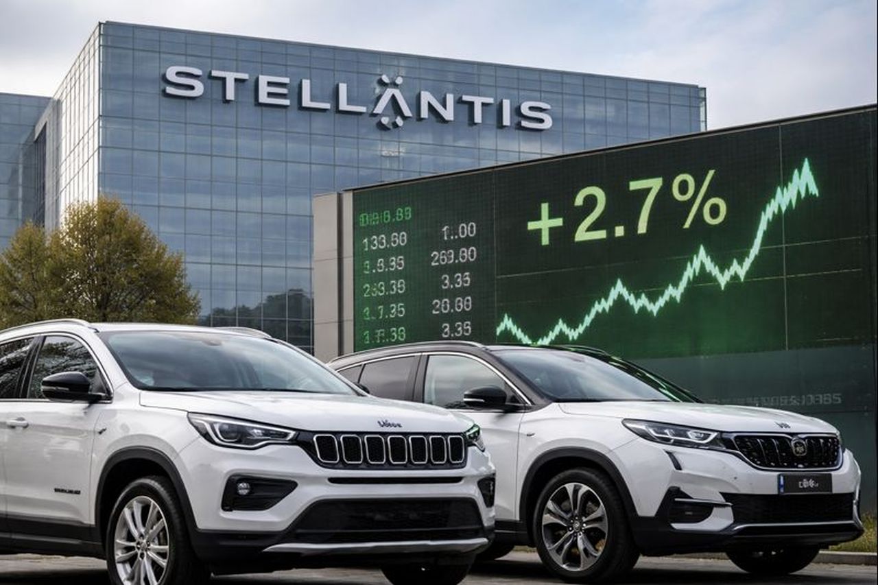 Auto parcheggiate davanti a un salone Stellantis