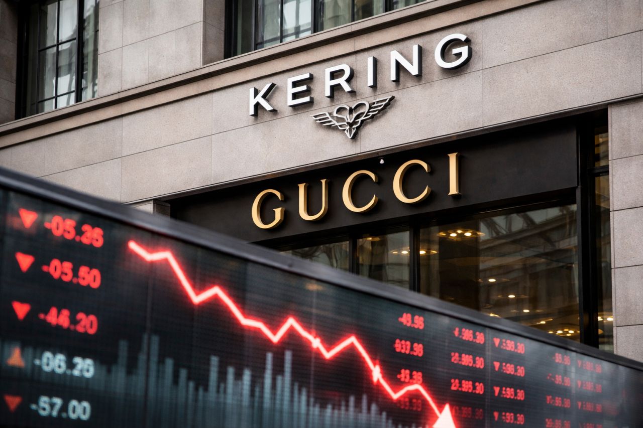Azioni Kering, il giorno più difficile: Gucci affonda e il titolo finisce sotto osservazione