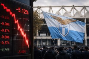 la bandiera della Lazio su un gruppo di tifosi. In primo piano un grafico finanziario in discesa su un tabellone
