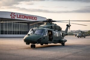 Elicottero militare AW149 di Leonardo parcheggiato sulla pista davanti a uno stabilimento del gruppo