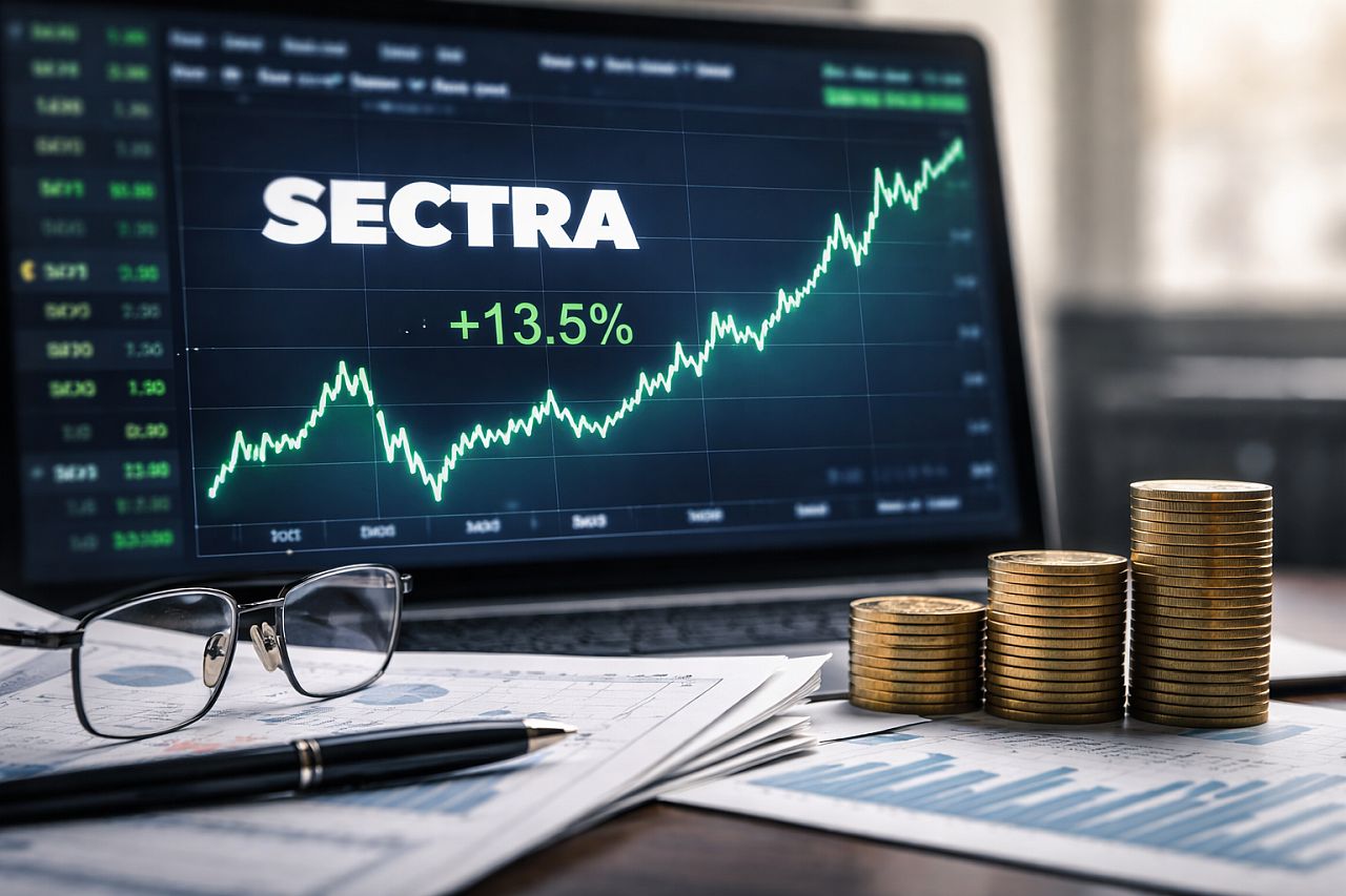 Laptop con grafico azionario in forte crescita su una scrivania con documenti finanziari, occhiali, penna e pile di monete