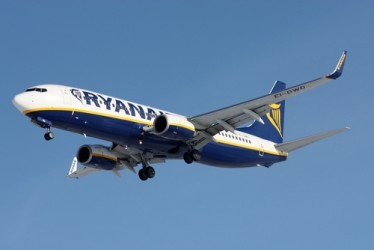 Ryanair alza ancora le stime, il titolo vola su nuovi record