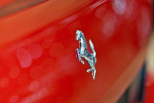 Azioni Ferrari a 100 euro ma Goldman Sachs vede spazio per target fino a 119 euro