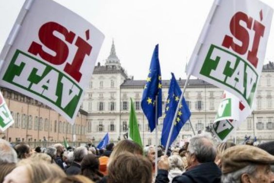 Crisi di governo ancora dietro l'angolo. Lega e M5s ai ferri corti? Crisi di governo ancora dietro l'angolo. Lega e M5s ai ferri corti?