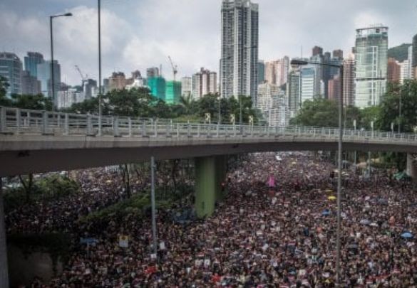 Hong Kong, estradizioni in Cina. In piazza scendono 2 milioni di persone Hong Kong, estradizioni in Cina. In piazza scendono 2 milioni di persone