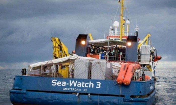 Sea Watch fermata dal Decreto Sicurezza bis. Il Tar impedisce alla ong di sbarcare i clandestini a Lampedusa Sea Watch fermata dal Decreto Sicurezza bis. Il Tar impedisce alla ong di sbarcare i clandestini a Lampedusa