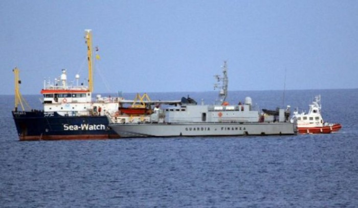 Sea Watch pronta a forzare il blocco. La capitana vuole farli sbarcare in Italia Sea Watch pronta a forzare il blocco. La capitana vuole farli sbarcare in Italia