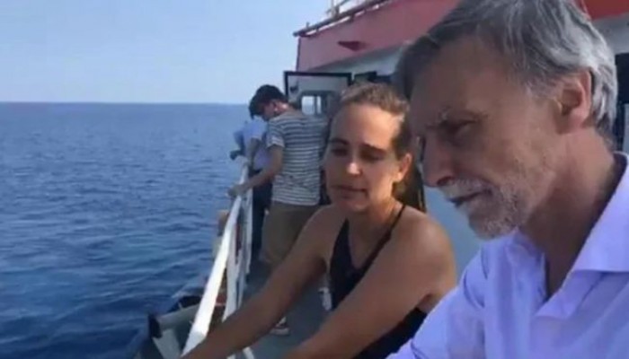 Sea Watch si allontana dal porto di Lampedusa. La capitana Carola Rackete indagata Sea Watch si allontana dal porto di Lampedusa. La capitana Carola Rackete indagata