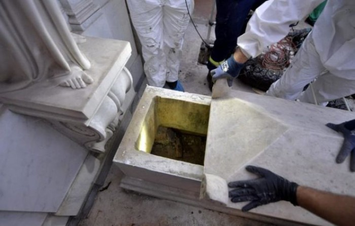 Caso Orlandi, le tombe del cimitero Teutonico aperte dal Vaticano trovate vuote, molti i punti da chiarire Caso Orlandi, le tombe del cimitero Teutonico aperte dal Vaticano trovate vuote, molti i punti da chiarire