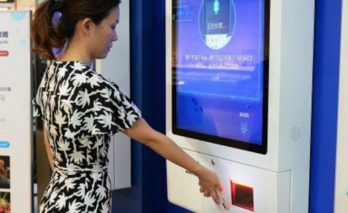 Cina, sicurezza o clima del terrore? La polizia controlla gli smartphone a chi entra nel Paese Cina, sicurezza o clima del terrore? La polizia controlla gli smartphone a chi entra nel Paese