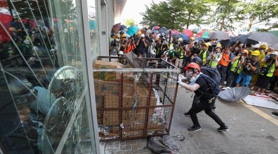 Hong Kong, manifestanti provano a fare irruzione in Parlamento, duri scontri con la Polizia Hong Kong, manifestanti provano a fare irruzione in Parlamento, duri scontri con la Polizia