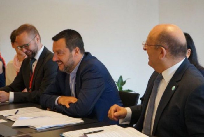 Immigrazione: no di Salvini al principio del porto più vicino, ed è scontro con Francia e Germania Immigrazione: no di Salvini al principio del porto più vicino, ed è scontro con Francia e Germania