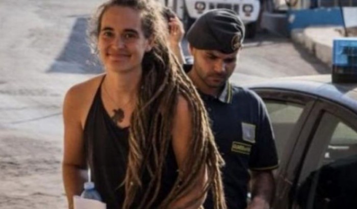La Francia dei porti chiusi offre a Carola Rackete cittadinanza onoraria di Parigi La Francia dei porti chiusi offre a Carola Rackete cittadinanza onoraria di Parigi