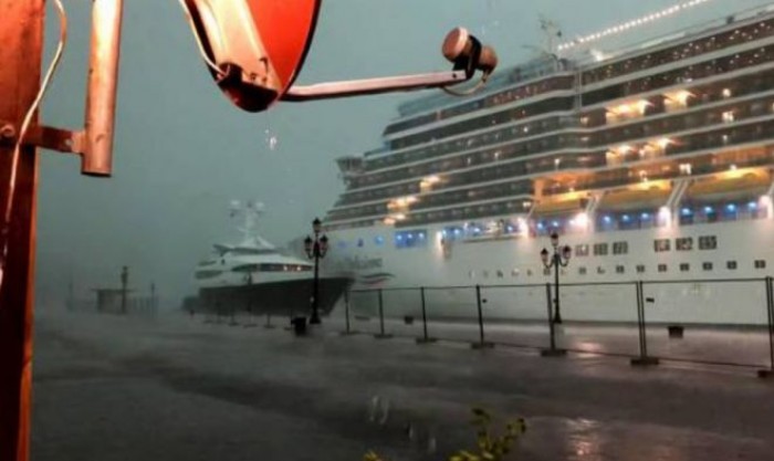 Navi da crociera, a Venezia per il maltempo sfiorato un altro incidente Navi da crociera, a Venezia per il maltempo sfiorato un altro incidente