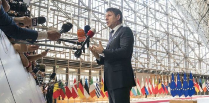 Ok della Commissione Ue. Nessuna procedura d'infrazione per debito eccessivo contro l'Italia Ok della Commissione Ue. Nessuna procedura d'infrazione per debito eccessivo contro l'Italia