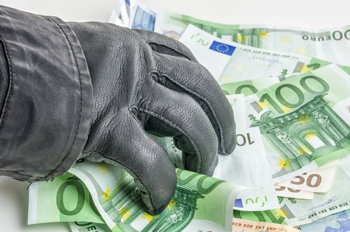 Prelievo forzoso: come salvarsi e dove mettere i soldi per difendersi Prelievo forzoso: come salvarsi e dove mettere i soldi per difendersi