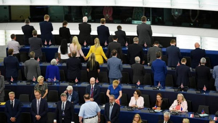 Protesta Brexit, gli eurodeputati di Farage voltano le spalle durante l'inno Protesta Brexit, gli eurodeputati di Farage voltano le spalle durante l'inno