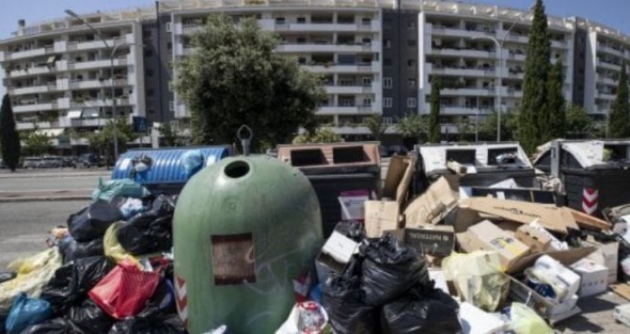 Roma, l'emergenza rifiuti finirà entro capodanno. L'ordine dei medici lancia l'allarme Roma, l'emergenza rifiuti finirà entro capodanno. L'ordine dei medici lancia l'allarme