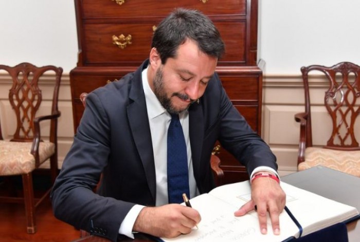 Governo, Salvini tira ancora la corda: ora via 3 ministri 5 Stelle Governo, Salvini tira ancora la corda: ora via 3 ministri 5 Stelle