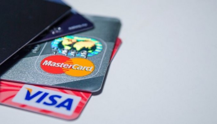 Lotta all'evasione attraverso stop al contante. Arriva la card unica per identità e pagamenti elettronici Lotta all'evasione attraverso stop al contante. Arriva la card unica per identità e pagamenti elettronici