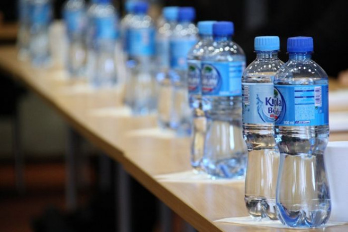 Manovra economica: confermata la plastic tax, ma accordo per escludere la plastica riciclabile Manovra economica: confermata la plastic tax, ma accordo per escludere la plastica riciclabile