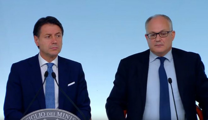 Nella bozza della nota del Def: deficit/Pil al 2,2%, no aumento dell'Iva, mini taglio del cuneo e lotta all'evasione Nella bozza della nota del Def: deficit/Pil al 2,2%, no aumento dell'Iva, mini taglio del cuneo e lotta all'evasione