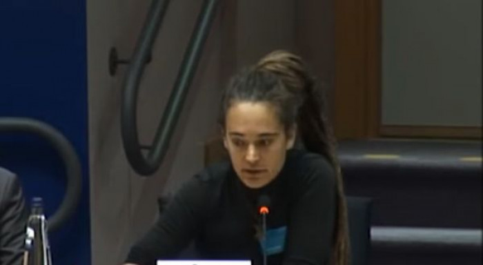 Vicenda Sea Watch, dal Parlamento Europeo applausi per Carola Rackete Vicenda Sea Watch, dal Parlamento Europeo applausi per Carola Rackete
