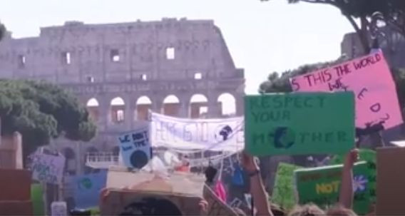 In occasione del Black Friday, scendono in piazza i Fridays for Future e con loro anche le Sardine In occasione del Black Friday, scendono in piazza i Fridays for Future e con loro anche le Sardine