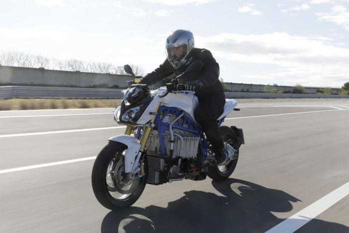BMW ricaricherà le moto elettriche grazie al cavalletto laterale. Innovazione pura BMW ricaricherà le moto elettriche grazie al cavalletto laterale. Innovazione pura