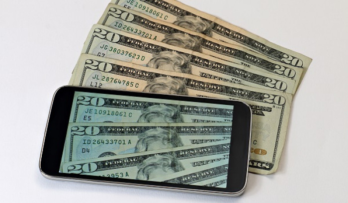 Solo il 10% degli utenti spende più di 1.000 dollari per uno smartphone. Cifre in calo per i top di gamma. Solo il 10% degli utenti spende più di 1.000 dollari per uno smartphone. Cifre in calo per i top di gamma.