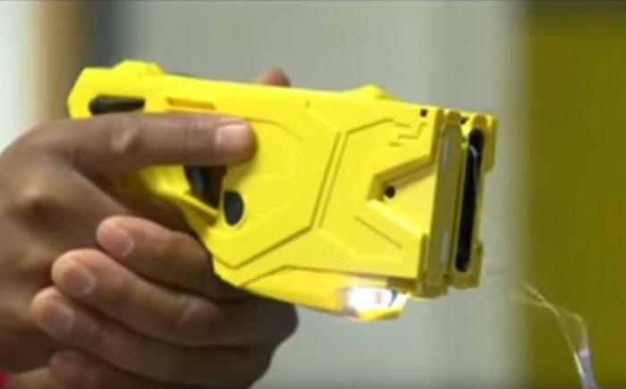 Dal Consiglio dei ministri arriva il primo via libera alla pistola taser per le forze di polizia Dal Consiglio dei ministri arriva il primo via libera alla pistola taser per le forze di polizia