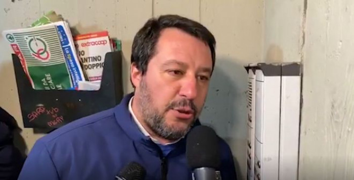 Il blitz di Salvini a Bologna, citofona e chiede: Il blitz di Salvini a Bologna, citofona e chiede: