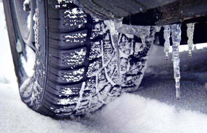 In consigli di come guidare con ghiaccio e neve In consigli di come guidare con ghiaccio e neve