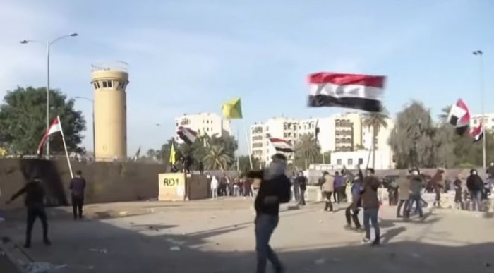 Tensioni Usa-Iran, ambasciata USA in Iraq sotto attacco e sale il rischio di una guerra nel 2020 Tensioni Usa-Iran, ambasciata USA in Iraq sotto attacco e sale il rischio di una guerra nel 2020