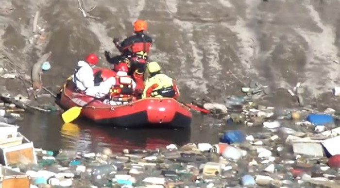 Terra dei Fuochi, scoperto lago di rifiuti in una cava. Troupe televisiva assalita a pugni e spintoni Terra dei Fuochi, scoperto lago di rifiuti in una cava. Troupe televisiva assalita a pugni e spintoni