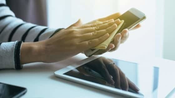 Coronavirus: come disinfettare i nostri smartphone e accessori hi-tech Coronavirus: come disinfettare i nostri smartphone e accessori hi-tech