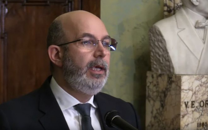 Coronavirus, Vito Crimi contro l'Ue e contro il Mes rilancia l'appello di 67 economisti italiani Coronavirus, Vito Crimi contro l'Ue e contro il Mes rilancia l'appello di 67 economisti italiani