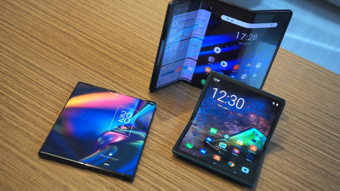 TCL stupisce tutti: i suoi smartphone si srotolano e si piegano in tre TCL stupisce tutti: i suoi smartphone si srotolano e si piegano in tre